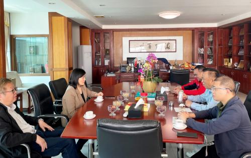 Chủ tịch Hội đồ gốm sứ v...