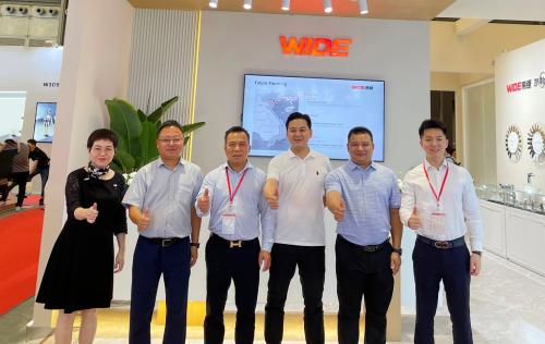 Tại Triển lãm Nhà bếp và Tắm Q...